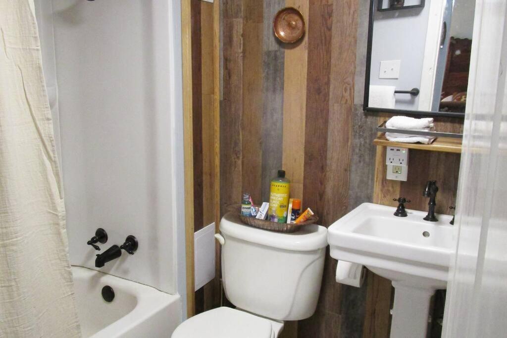 شقة Boho-Chic Retreat - Unit 3 بلومنقتون المظهر الخارجي الصورة